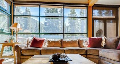 Luxury 3 Bed/3bath-Townhome, River Behind, hot tub