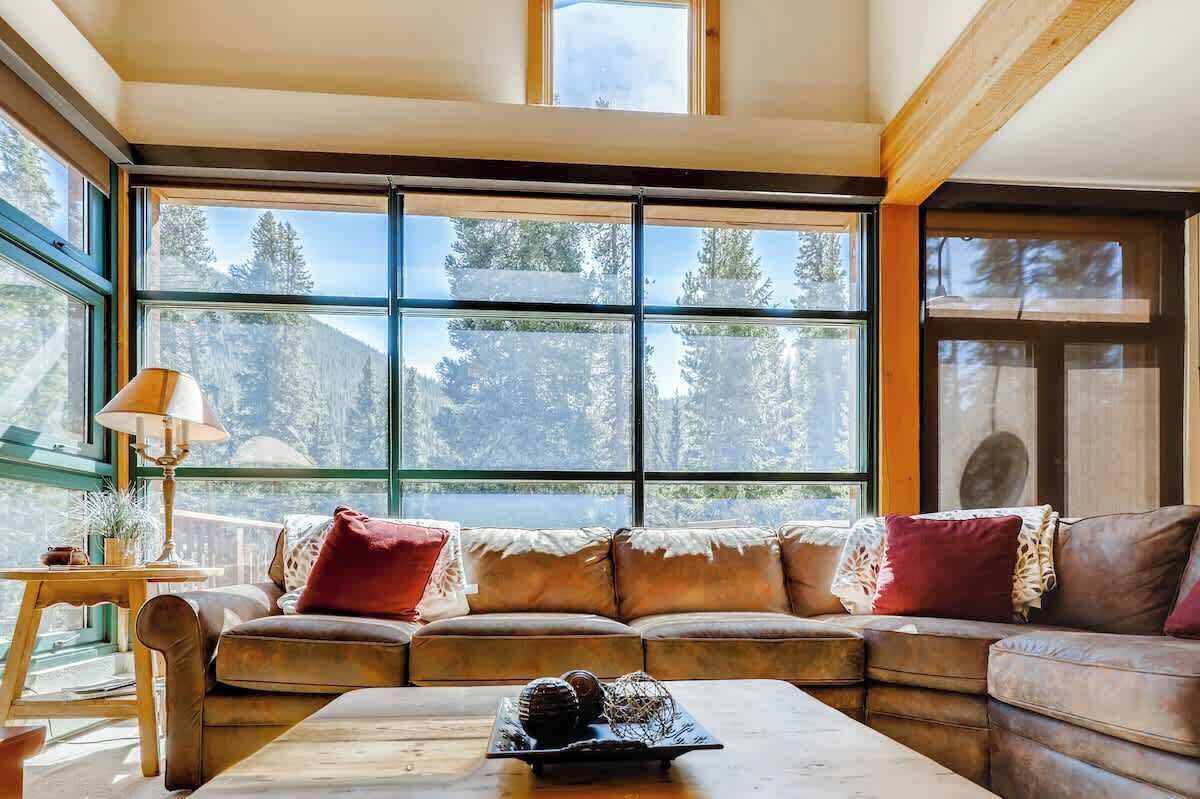 Een ledtelevisie, een open haard en boeken