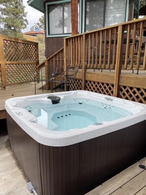Outdoor spa tub - Longs Peak View, walk to downtown, historic charm (Estes Park)