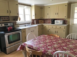 ثلاجة، ميكروويف، فرن، موقد طهي مسطح