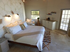 3 室のベッドルーム、セーフティボックス (室内)、デスク、アイロン / アイロン台