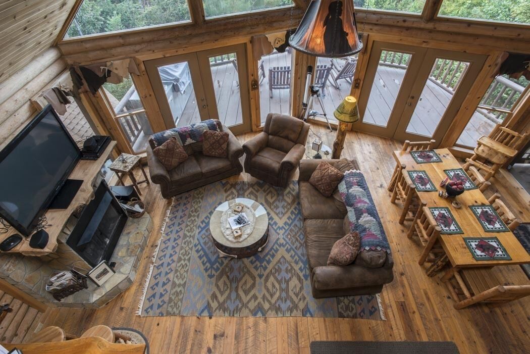 TV connectée, cheminée, jeux vidéo, lecteur de DVD