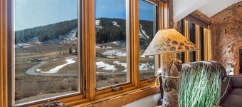 SKI IN/OUT SLOPESIDE 5 BDRM & HOT TUB W/ MOUNTAIN VIEWS
100 FT TO SUPER B LIFT
