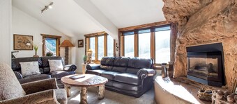 SKI IN/OUT SLOPESIDE 5 BDRM & HOT TUB W/ MOUNTAIN VIEWS
100 FT TO SUPER B LIFT
