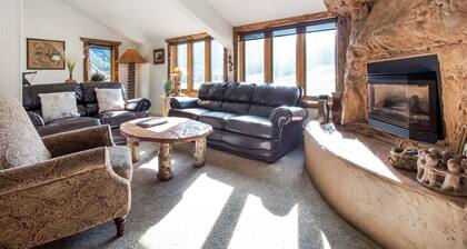 SKI IN/OUT SLOPESIDE 5 BDRM & HOT TUB W/ MOUNTAIN VIEWS
100 FT TO SUPER B LIFT