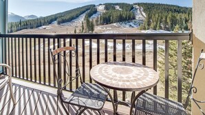 Un balcon donnant sur un paysage montagneux enneigé.