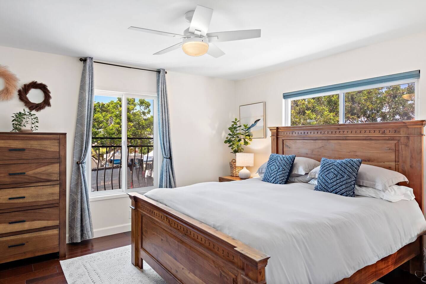 2 quartos, escrivaninha, ferros/tábuas de passar roupa, berço de viagem