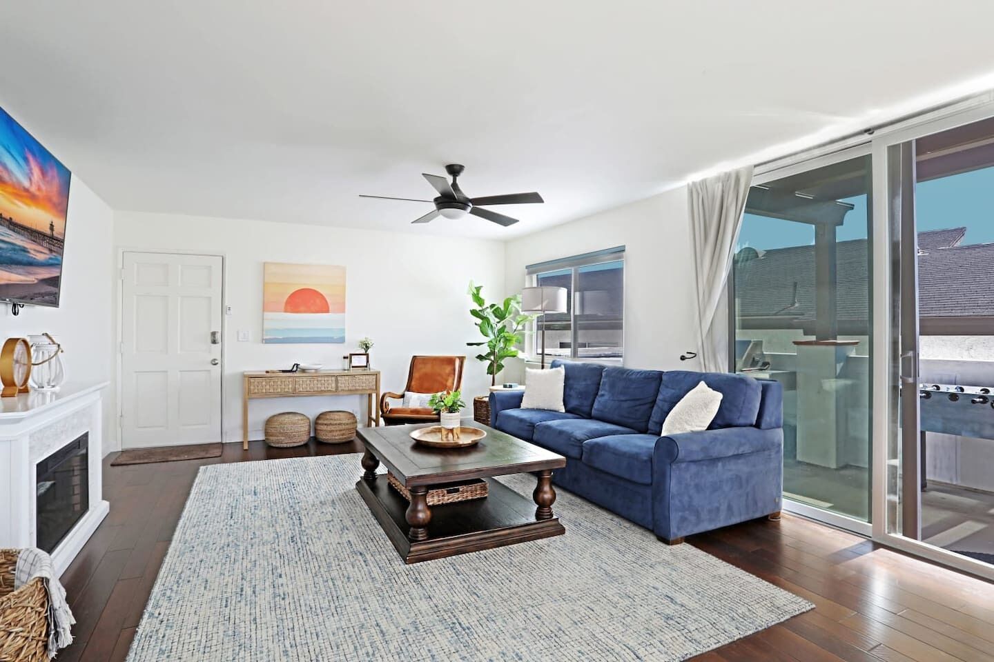 Smart-TV, Kamin, Videospiele, Bücher