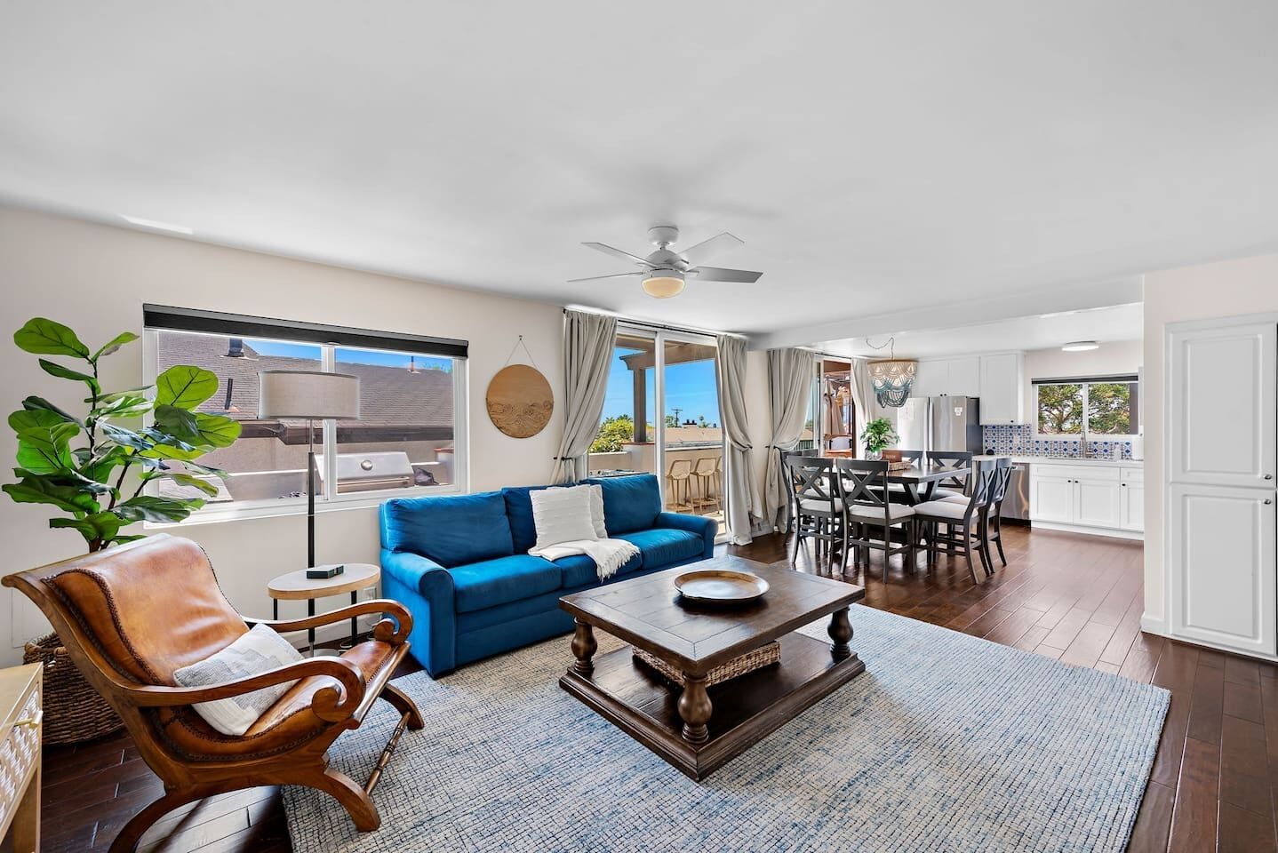 Smart TV, lareira, videogames, livros