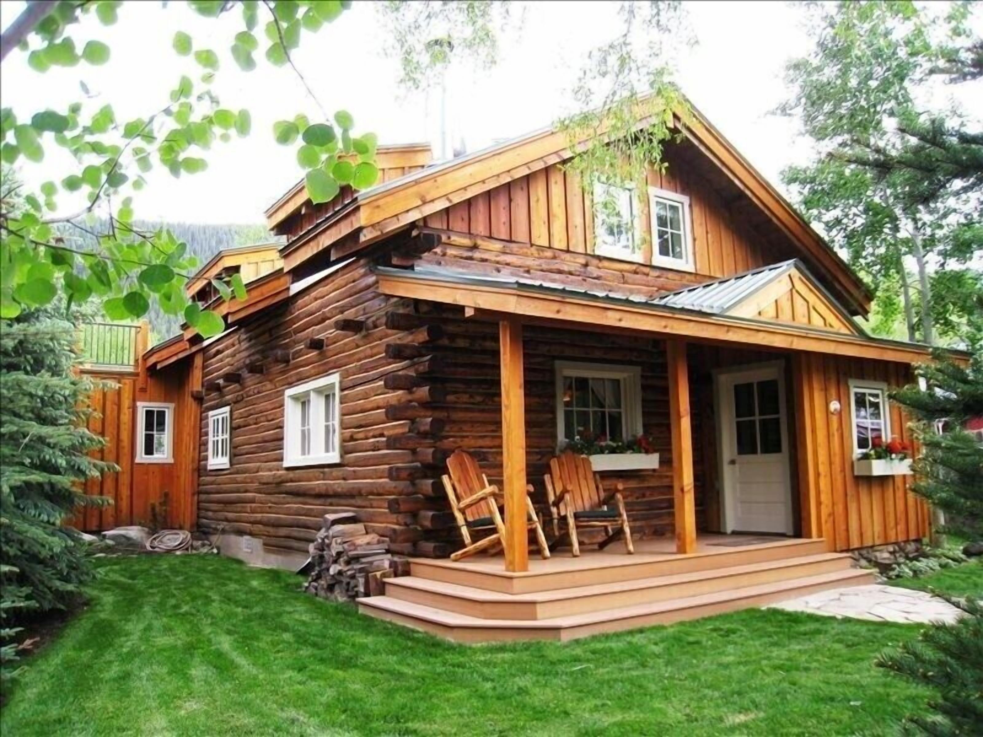 Charming & cozy house. Great location in town with relaxing patio and hot tub.