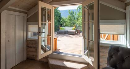 Charming & cozy house. Great location in town with relaxing patio and hot tub.