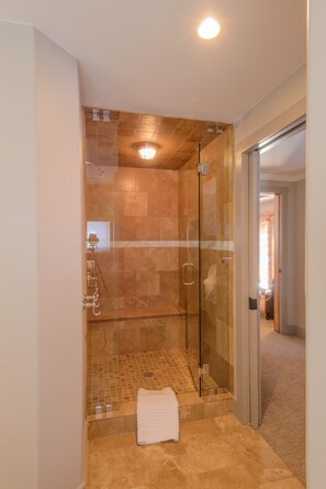 Een douche, een haardroger, handdoeken, zeep