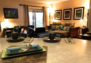 Smart-TV, DVD-Player, Bücher, Musikbibliothek