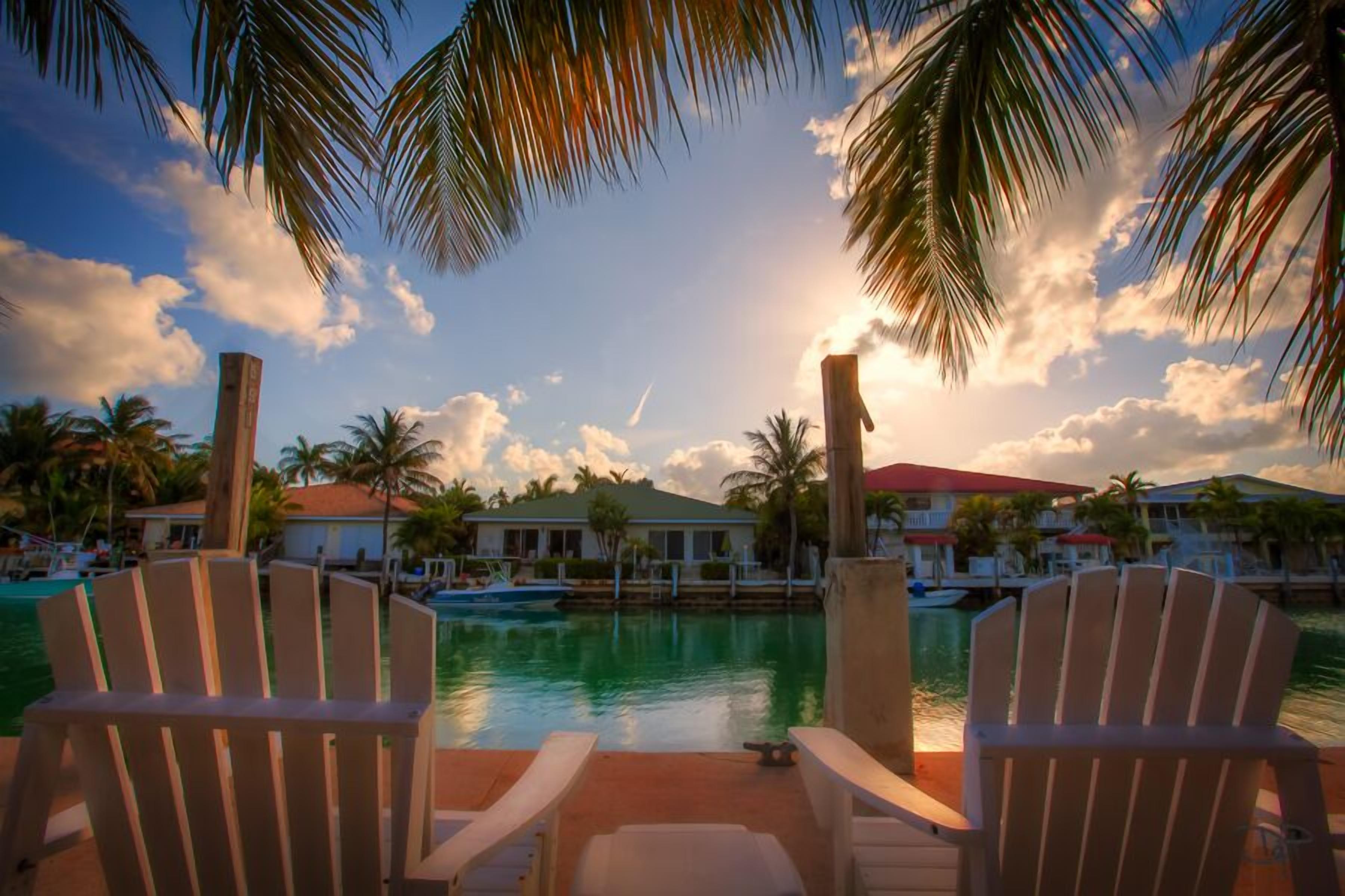 SUMMER FALL RATES SLASHED! Includes dock, 2 Beach clubs, bikes, kayaks, SUP