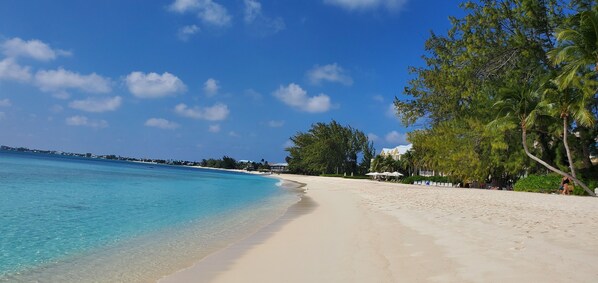 En la playa, camastros y toallas de playa 