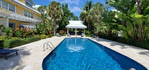 Alberca al aire libre y alberca climatizada