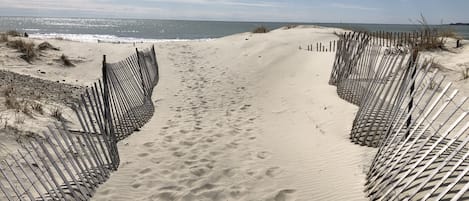靠近海滩、沙滩椅、沙滩毛巾