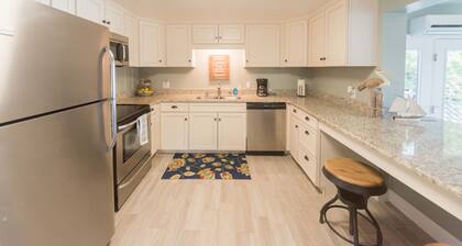 Completamente remodelado, pendiente suave, muelle privado, aguas profundas