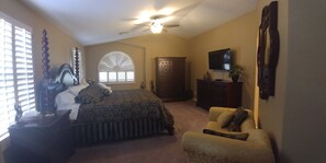 4 camere, una scrivania, ferro/asse da stiro, culla da viaggio