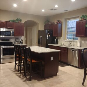 Frigorifero, microonde, forno, piano cottura