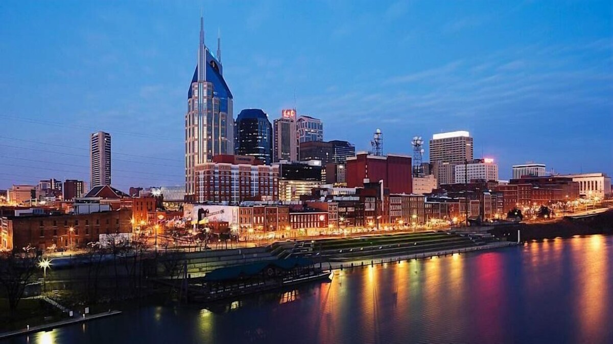 Downtown Nashville!! 2 Bedroom Condo With River View! Walk To Everything!
