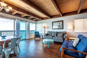 Smart TV, DVD player - Unbeatable views located at one of La Jolla`s best surf spots. (San Diego)