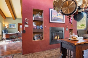 Dining - CASA SANDIA PEAK. Unobstructed Mountain/Tram Views. Serenity-Wildlife-Pets OK. (Albuquerque)