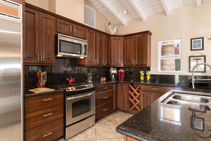 Microwave, oven, stovetop, dishwasher - Five bedroom  in United States of America, Palm Springs (Palm Springs)