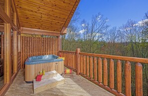 Outdoor spa tub - Butterfly Kisses: Secluded Porch Setting ft. Brand New Hot Tub - Pet Friendly (Sevierville)
