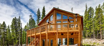 Family Friendly Home w/ Game Room, Hot Tub, Telescope, Starlink Internet - Lunar View