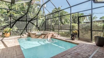 Utomhuspool och uppvÀrmd pool