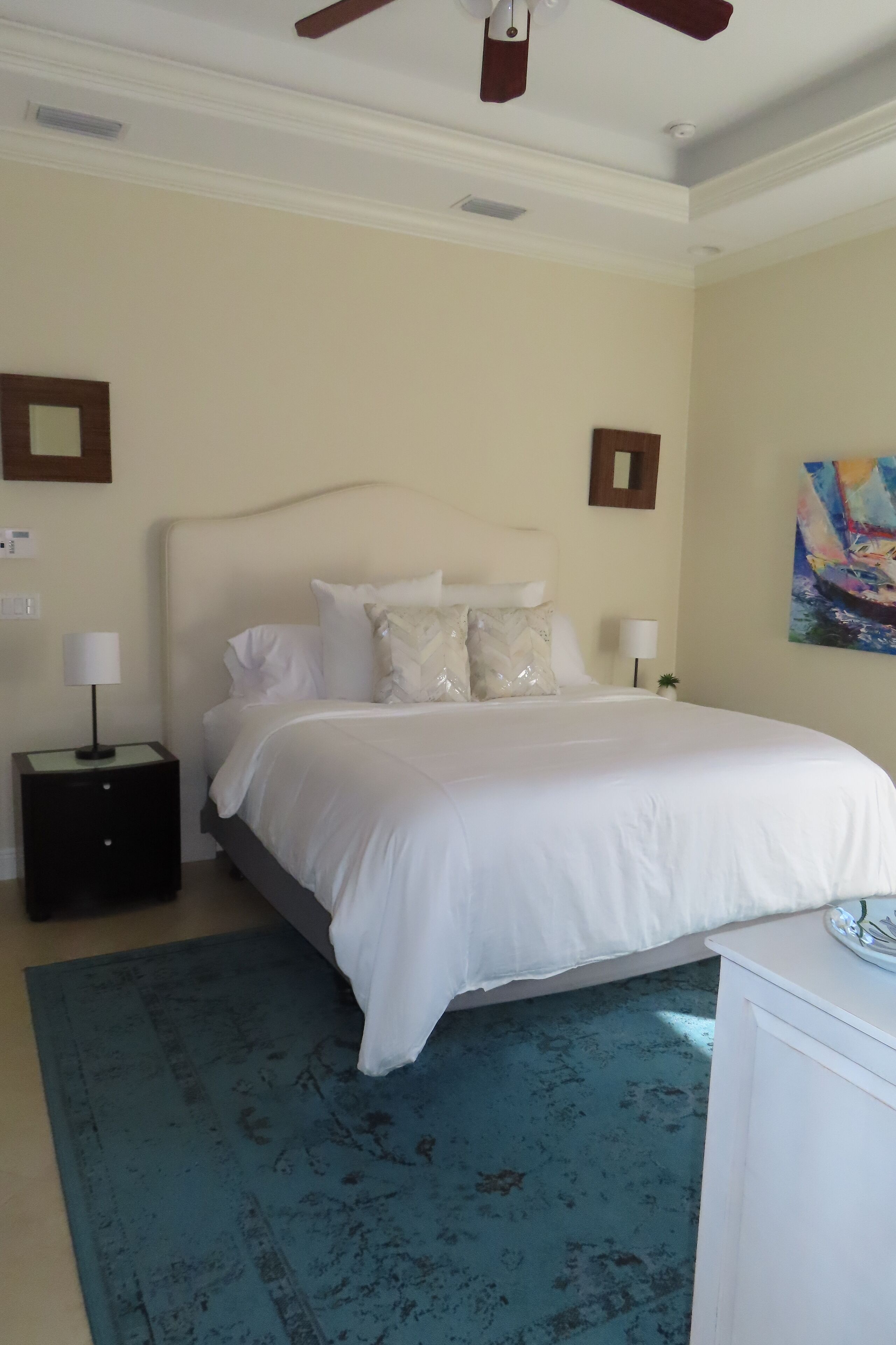 4 chambres, bureau, fer et planche à repasser, lit parapluie