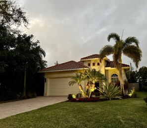 Exterior - Endless Summer Naples ~Pool+Spa, Bikes, Beaches ☀️ Come & Applaud the Sunset! (Naples)