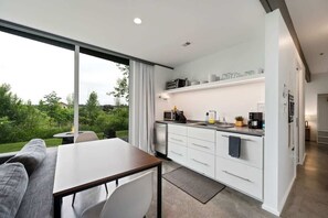 Réfrigérateur, four à micro-ondes, surface de cuisson, lave-vaisselle