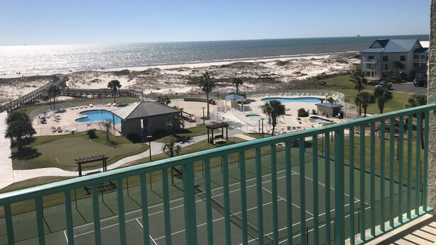 A resort with multiple swimming pools, a beach view, and a tennis court. - 🏖 Beach front 3 bedroom 2 bath and 3 balconies corner unit extra balconies (Gulf Shores)