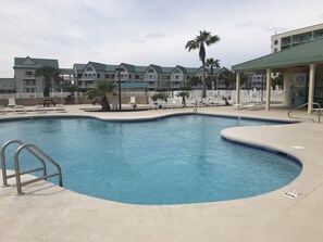 Piscine intérieure, piscine extérieure