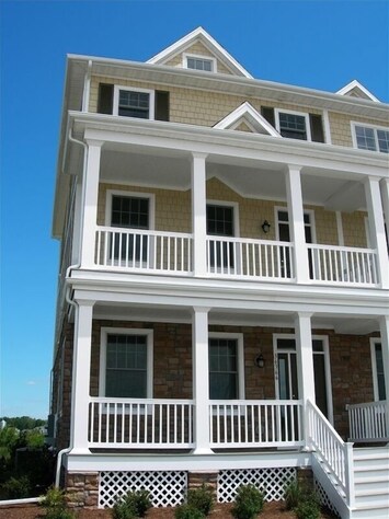 Beautiful, Luxury, Spacious end unit TownHome that sleeps 12