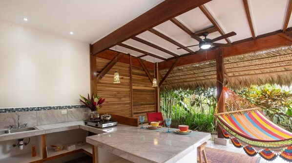 Køleskab, kogeplade, kaffe-/temaskine, køkkentøj/tallerkener/redskaber