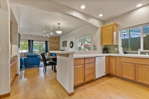 NW Lexington | River West | pet (dog) friendly hot tub