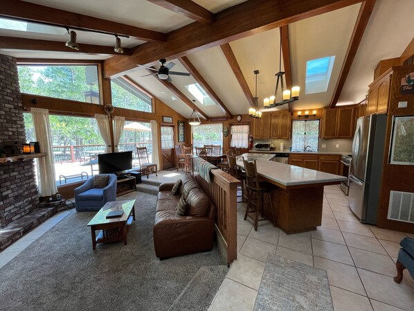 Flat-screen TV, fireplace, DVD player, books - (48R) The Tree House II at The Redwoods In Yosemite (Yosemite National Park)