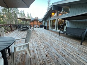 Outdoor dining - (48R) The Tree House II at The Redwoods In Yosemite (Yosemite National Park)