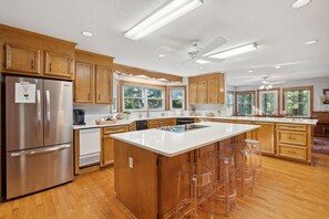 Køleskab, mikrobølgeovn, ovn, kogeplade