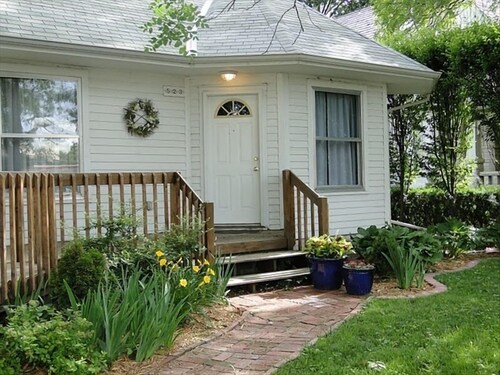 Charming Cottage--Modern Amenities-Quiet Downtown Neighborhood