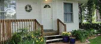 Charming Cottage--Modern Amenities-Quiet Downtown Neighborhood