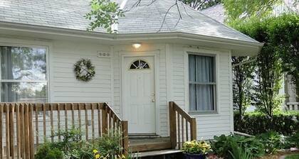 Charming Cottage--Modern Amenities-Quiet Downtown Neighborhood