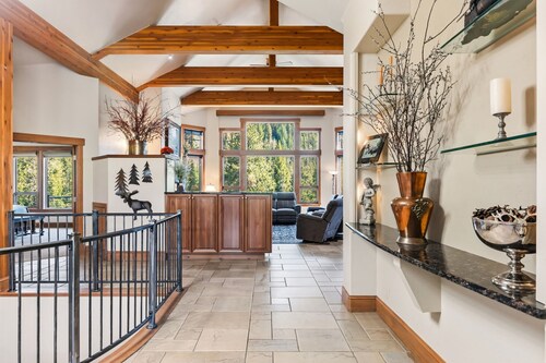 Immaculate, Spacious, Overlooking Snake River, Golf Course View, 5 Min To Slopes