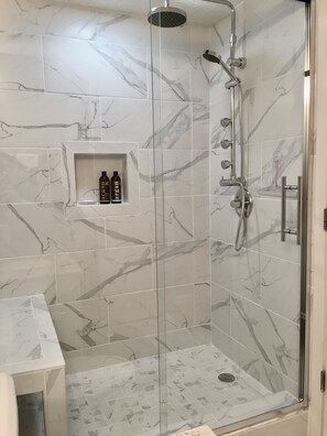 Combined shower/tub, hair dryer, towels, soap