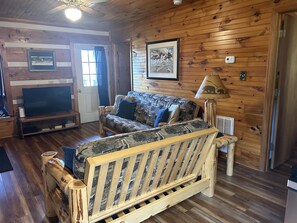 Smart TV, fireplace, DVD player, books - Peaceful, extremely clean Treehouse  cottage 10 min. from National Park entrance (Townsend)