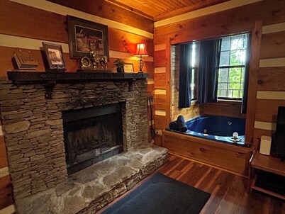 Peaceful, extremely clean Treehouse  cottage 10 min. from National Park entrance