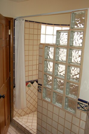 Douche, séchoir à cheveux, serviettes fournies, savon